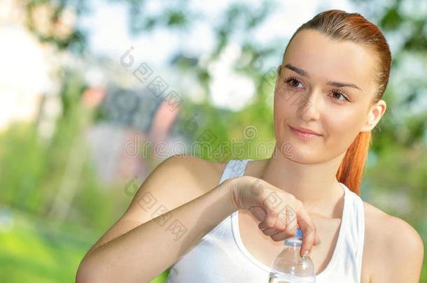 年轻的维塔利金发女人拿着饮用水