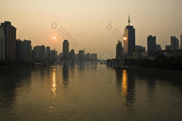广州珠江边的日出。