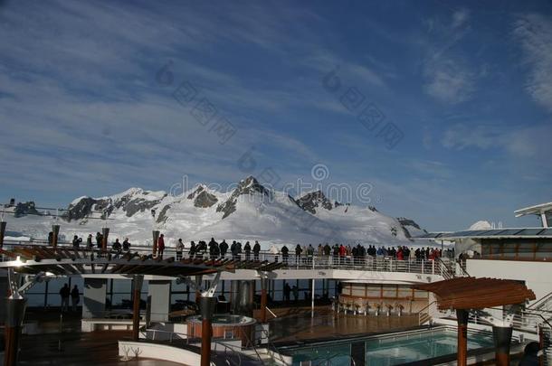 游轮旅客观赏南极风光