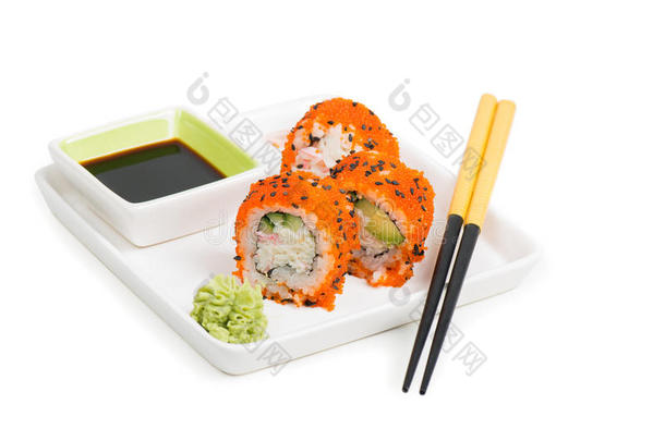 用筷子把寿司卷放在盘子里