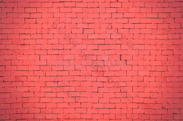背景为红砖墙面花纹纹理。
