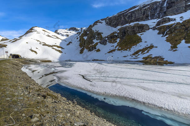 挪威部分结冰的湖泊