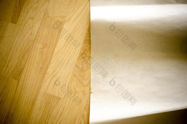 木质拼花地板上的弯曲牛皮纸