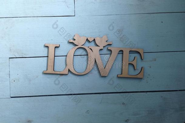 蓝色背景上刻有“爱”字样的木板牌匾