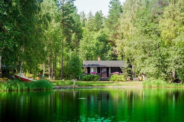 一座湖边的芬兰夏日别墅