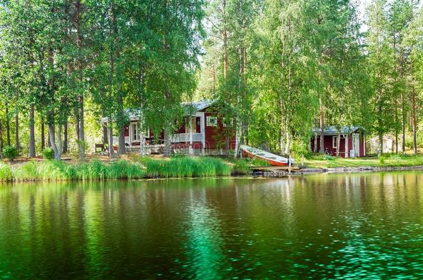 一座湖边的芬兰红色夏日别墅