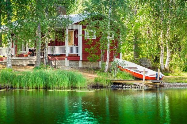 一座湖边的芬兰红色夏日别墅
