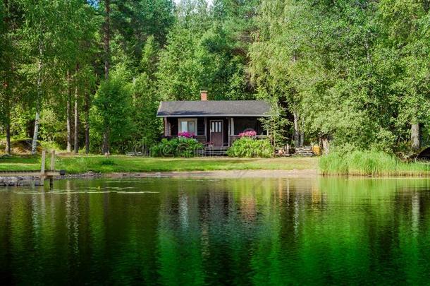 一座湖边的芬兰夏日别墅