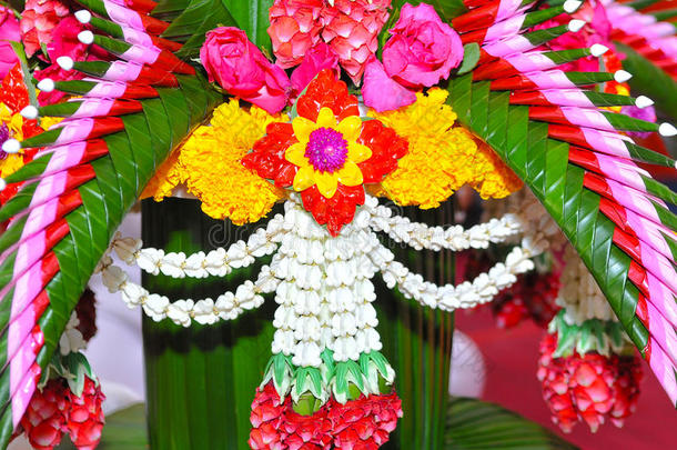 泰国传统拜祭的背景-在手腕处折叠的叶子和花朵的圆锥形<strong>排</strong>列下提供煮<strong>饭</strong>