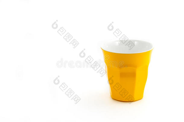 适合野餐的牛奶或咖啡水的黄色杯子