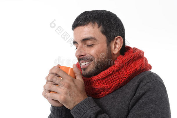 有魅力的男人在冬天喝咖啡茶暖手