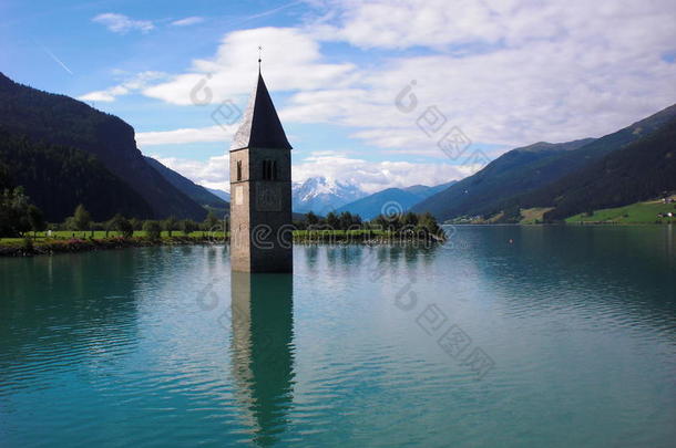 半水下教堂钟楼与山（广角镜头）