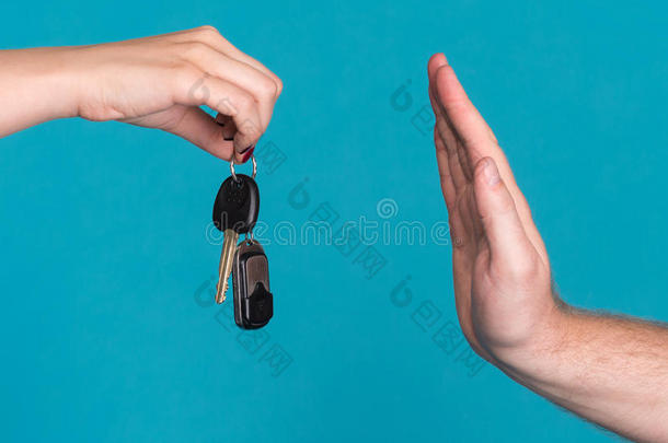 女人拿着车钥匙，男人<strong>举手示意</strong>停车