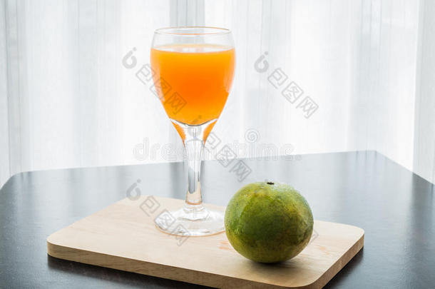 一杯鲜榨橙汁配橙汁