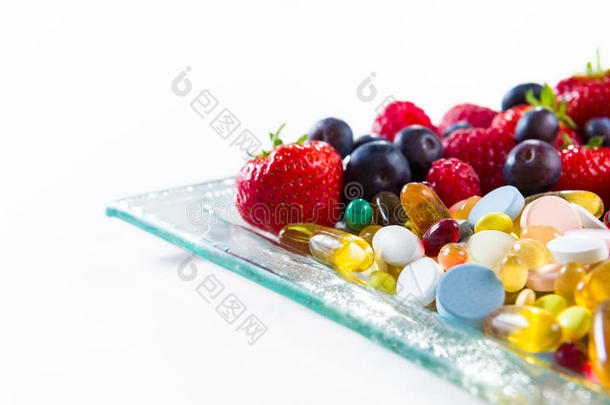 健康的生活方式，饮食观念，水果和药片，维生素补充剂