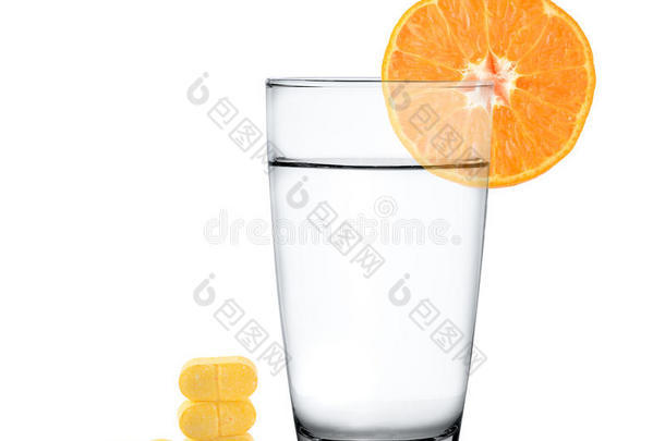 橙汁在<strong>玻璃杯</strong>里，橘子<strong>水果</strong>和维生素c片在白色的背景上