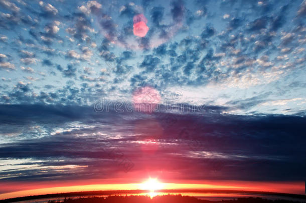 日落五彩缤纷的天空。美丽多彩的天空。天空背景