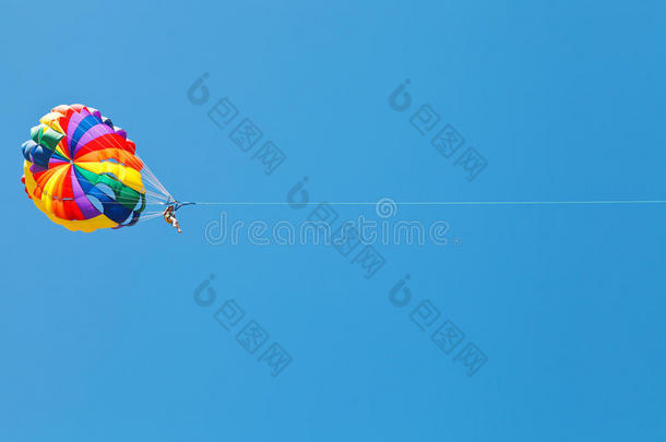 在蓝天下跳伞的女子跳伞