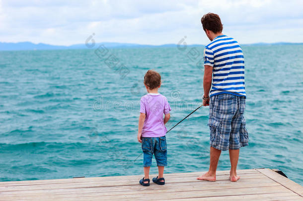 父子俩一起钓鱼
