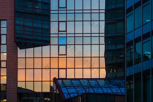 法兰克福，一座摩天大楼正面的夕阳倒影