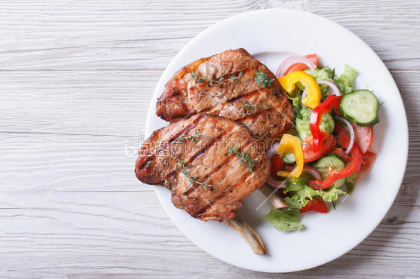 猪肉烤肉配新鲜蔬菜沙拉顶视图