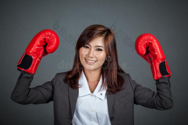 戴拳击手套的亚洲女商人露<strong>出拳</strong>头