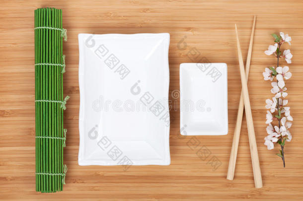空盘子，筷子和<strong>樱花枝</strong>