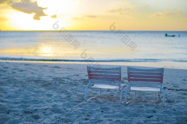 加勒比海<strong>度假酒店</strong>的双人沙滩椅