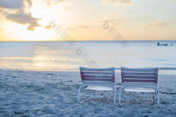 加勒比海度假酒店的双人沙滩椅
