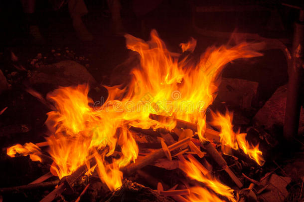 一个温暖浪漫的篝火燃烧着火炬