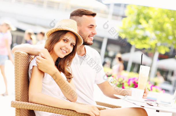 一对快乐的情侣在咖啡馆喝咖啡
