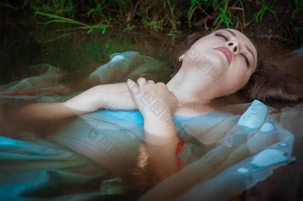 年轻漂亮的溺水女子躺在水里