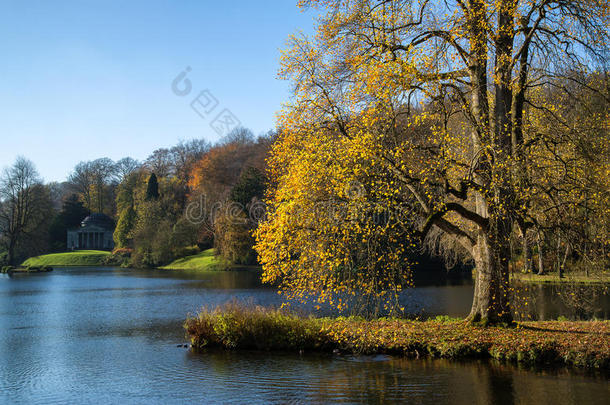 秋秋时节斯托尔黑德花园的树木和主湖