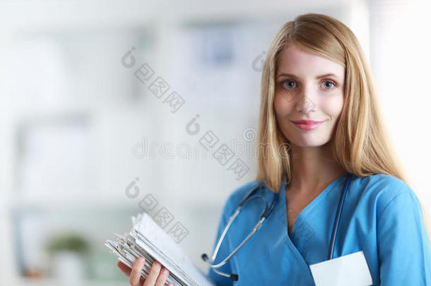 女医生的肖像和医院的文件夹