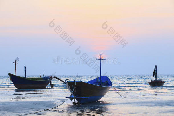 泰国渔船在海滩上与美丽的<strong>昏暗天空</strong>相映