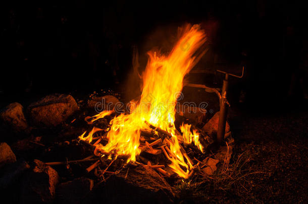 温暖浪漫的篝火燃烧着火炬。