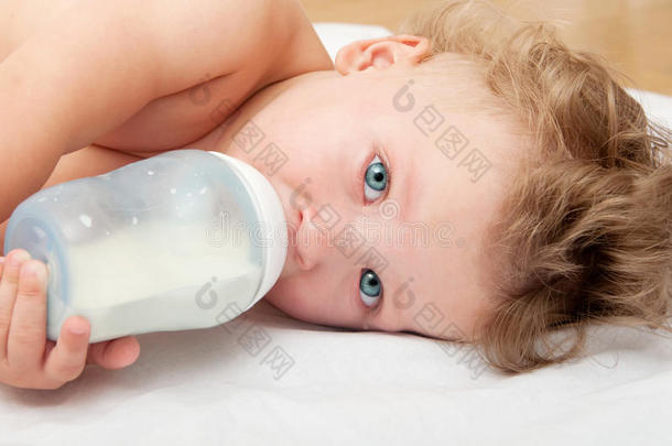<strong>小卷发</strong>婴儿吮吸一瓶牛奶