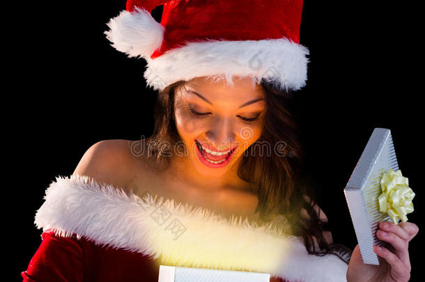 圣诞老人装漂亮的黑发女郎开场礼物