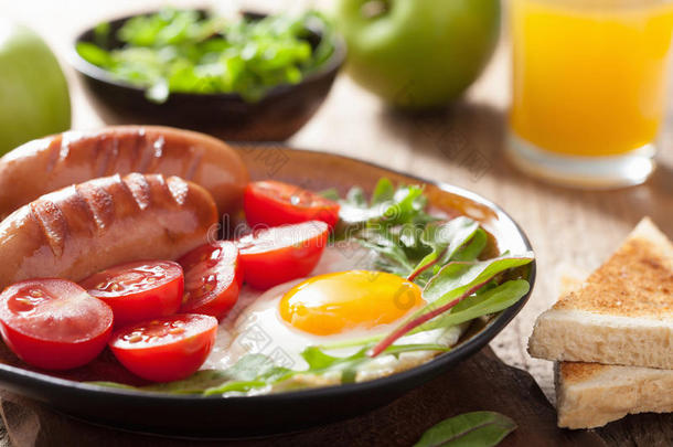 煎鸡蛋香肠西红柿健康早餐