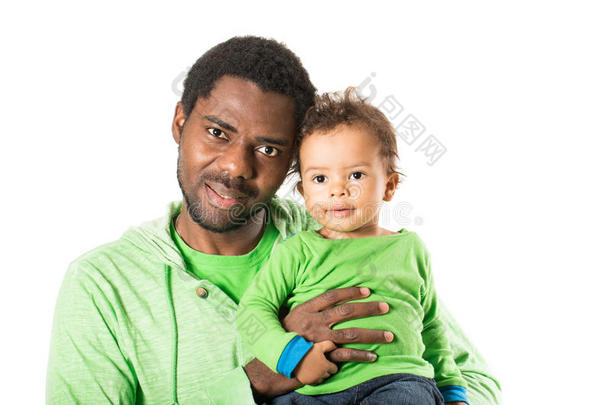 快乐的黑人父亲和孩子依偎在孤立的白色背景下。