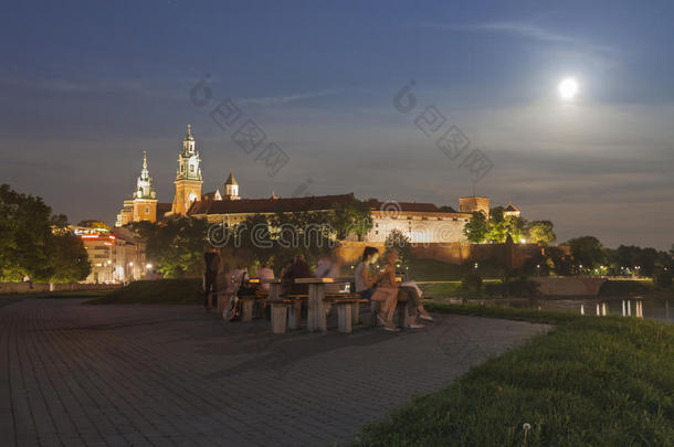 波兰，克拉科夫，瓦维尔皇家城堡灯火通明，夏天，月光普照