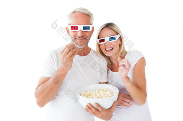 戴着3d眼镜吃爆米花的幸福夫妻