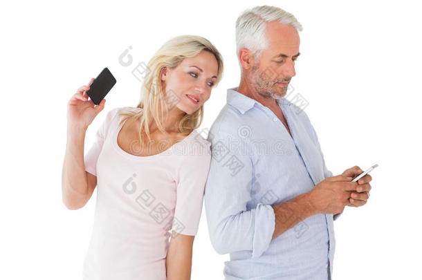 这对幸福夫妇在智能手机上发短信