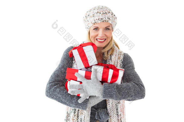 冬季时尚微笑的女人拿着礼物