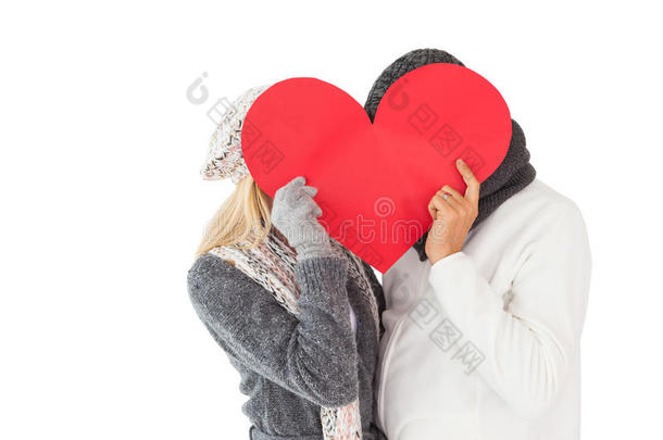 夫妇在冬季时尚摆姿势与心脏形状