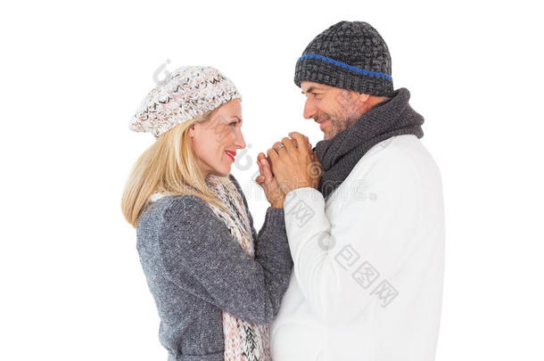 夫妇在冬季时尚拥抱
