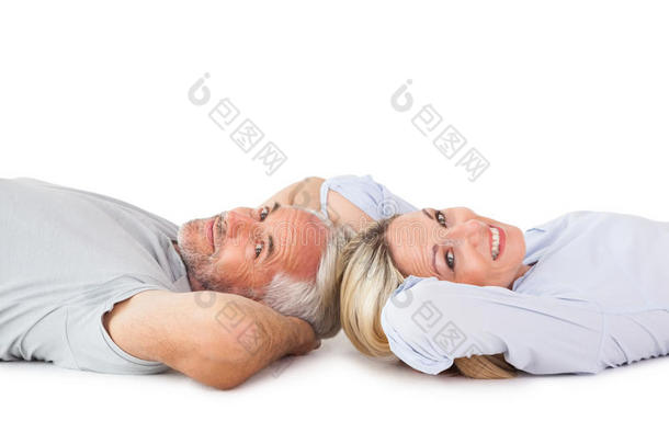 一对微笑的夫妇躺着看着摄像机