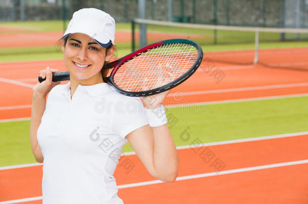 漂亮的网球选手对着镜头微笑