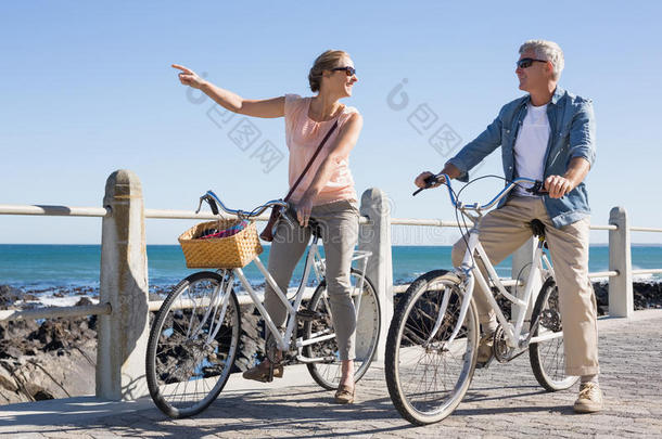 快乐的休<strong>闲情</strong>侣去码头骑自行车
