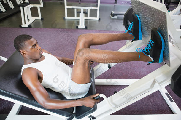 男子举重运动员在健身房做腿部按压